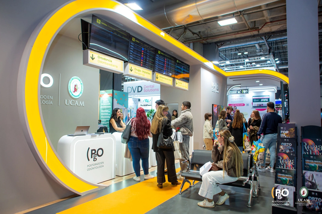 PgO UCAM presenta en Expodental 2026 un stand inspirado en el concepto de “aeropuerto” para impulsar la formación odontológica